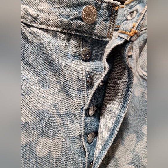 Levi's 501 Jean Shorts - Picture 3 of 5